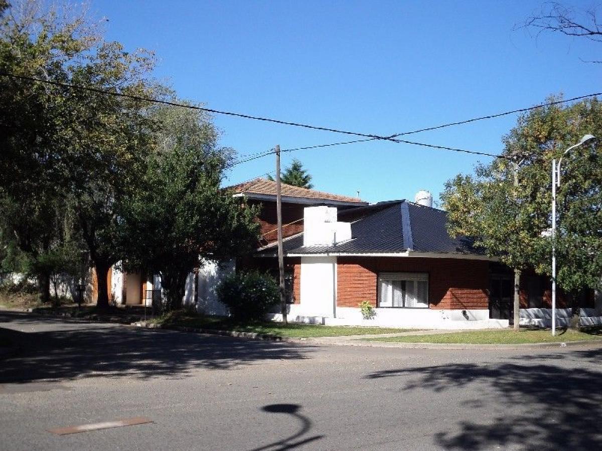 Дом с 4 спальнями в Мар-дель-Плата, Аргентина № 99516