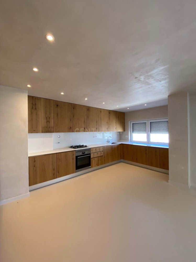 3 bedrooms Apartment in Oeiras, Portugal No. 238273