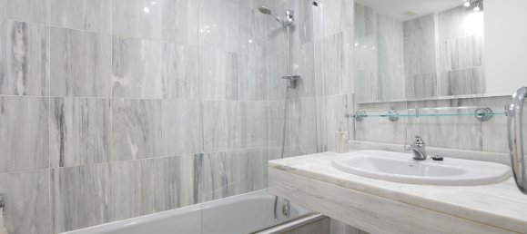 Apartamento de 3 dormitorios en Marbella, Spain No. 37673 19