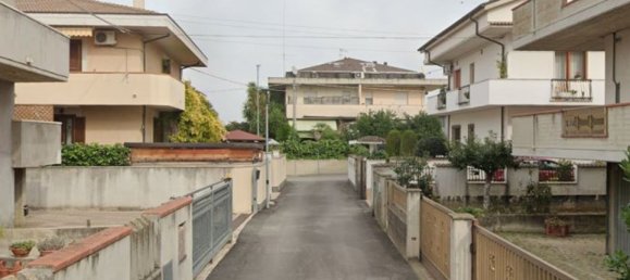 5 rooms Apartment in Cappelle sul Tavo, Italy No. 238457 11