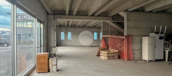 220m² Commercial property in Montirone, Italy No. 207005 2