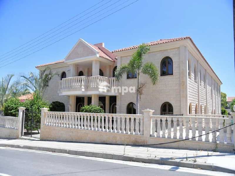 Propiedad comercial de 5 dormitorios en Oroklini, Cyprus No. 19907