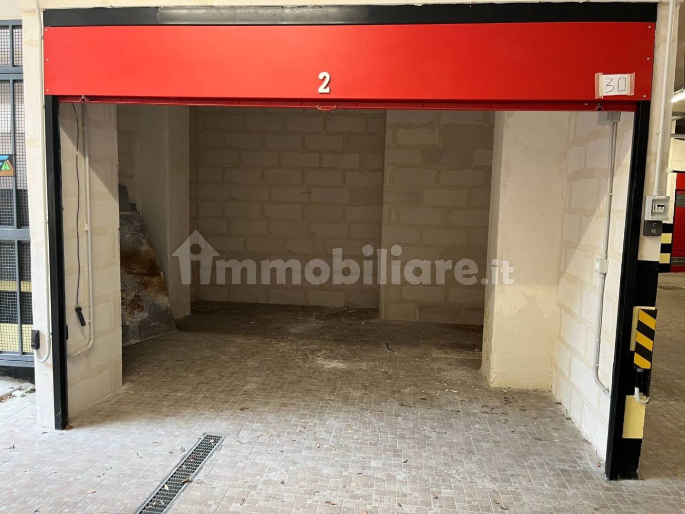 13m² Garage in Rome, Italy No. 355005