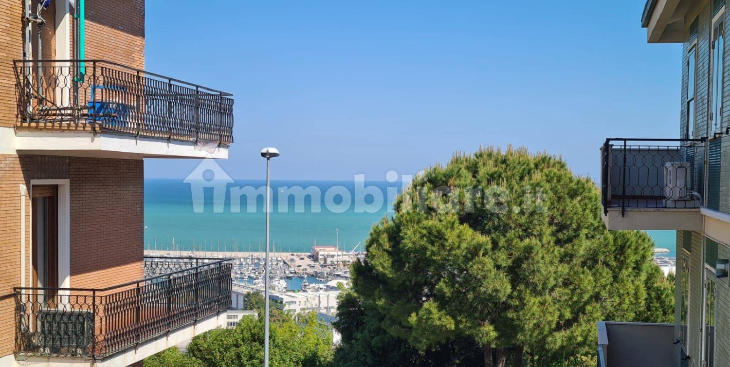 Квартира с 3 спальнями в Анкона, Италия № 175771