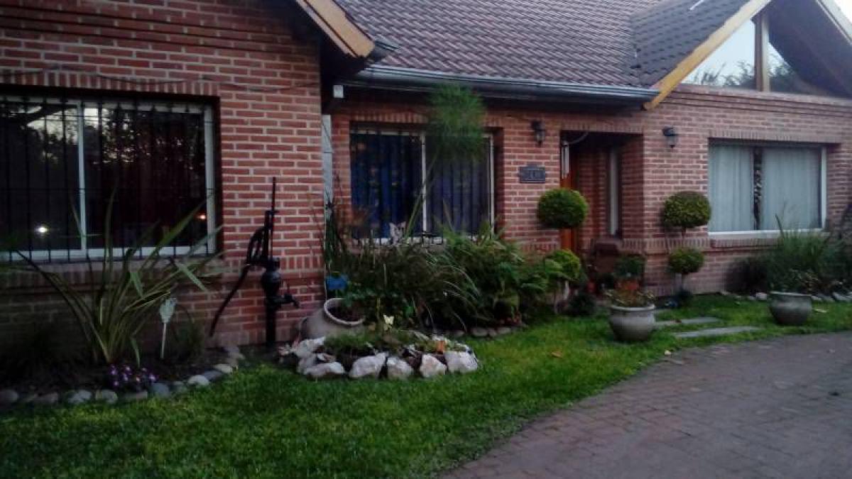 Casa de 3 dormitorios en Pilar, Argentina No. 18860