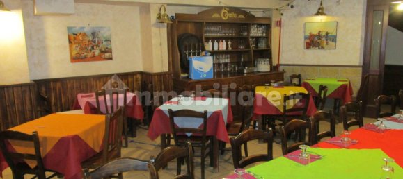3 rooms Commercial property in Naples, Italy No. 15648 3