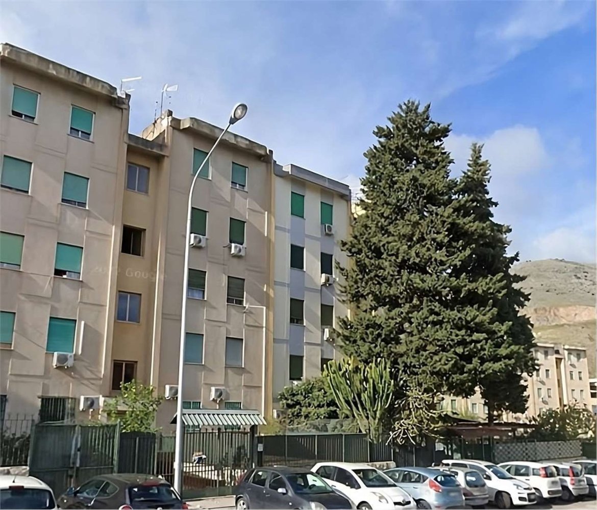 3 rooms Apartment in Palermo, Italy No. 136077