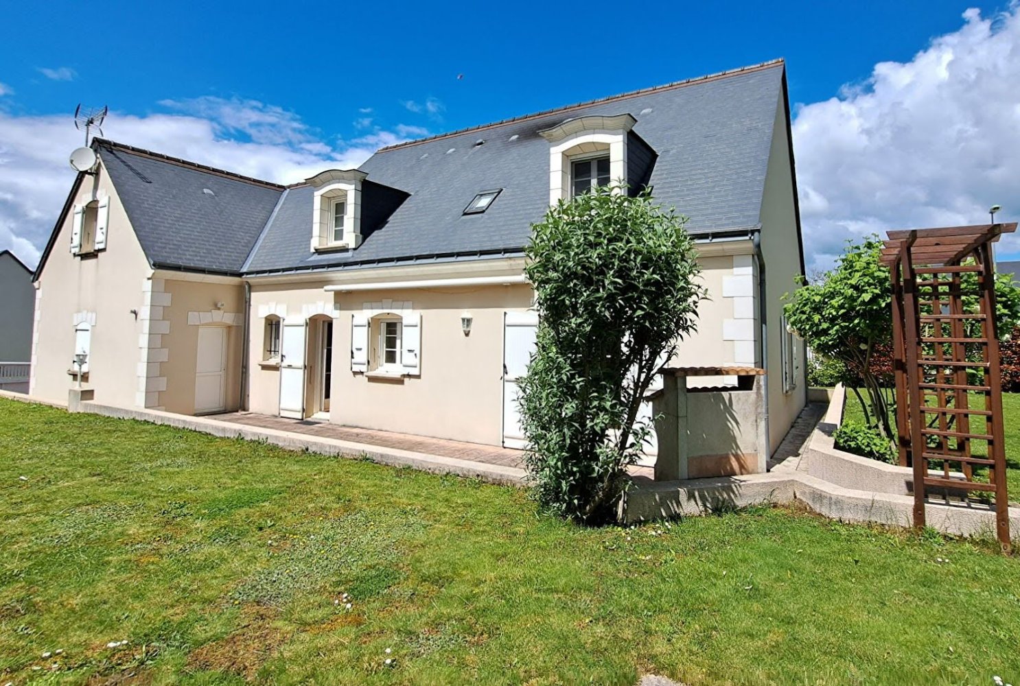 6 bedrooms House in Tours, France No. 267794