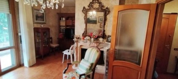 5 rooms Apartment in Massa, Italy No. 192987 4