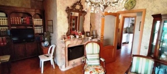 5 rooms Apartment in Massa, Italy No. 192987 3