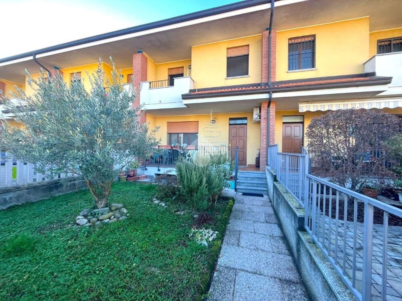 5 rooms House in Trecate, Italy No. 211658