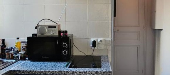 Studio in Paris, France No. 167024 4