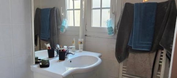 Studio in Paris, France No. 167024 3