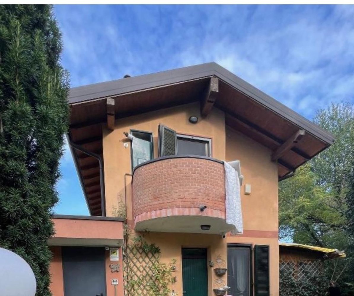 3 rooms House in Somma Lombardo, Italy No. 14477