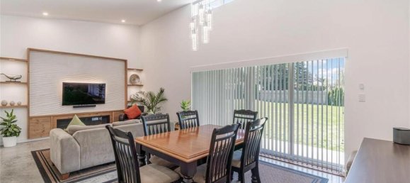 3 bedrooms House in British Columbia, Canada No. 1071 2