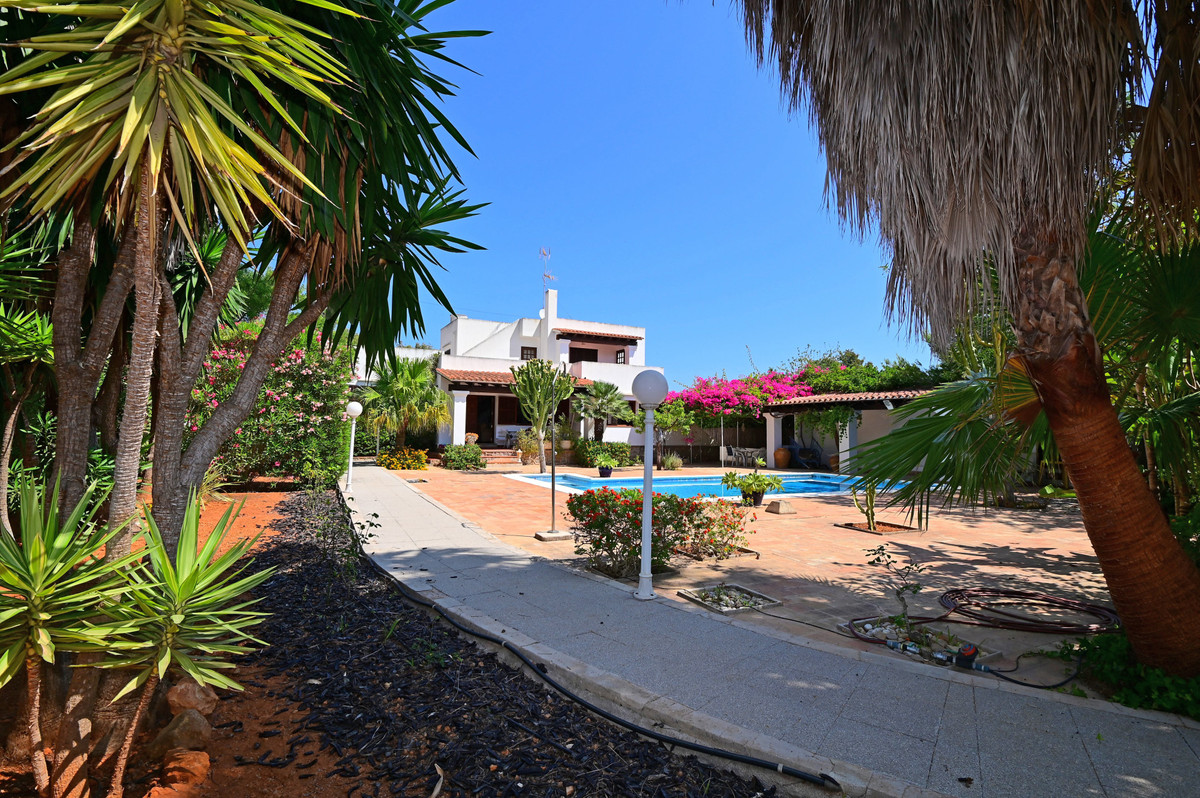 4 bedrooms Villa in Santa Eulalia Del Rio, Spain No. 264715