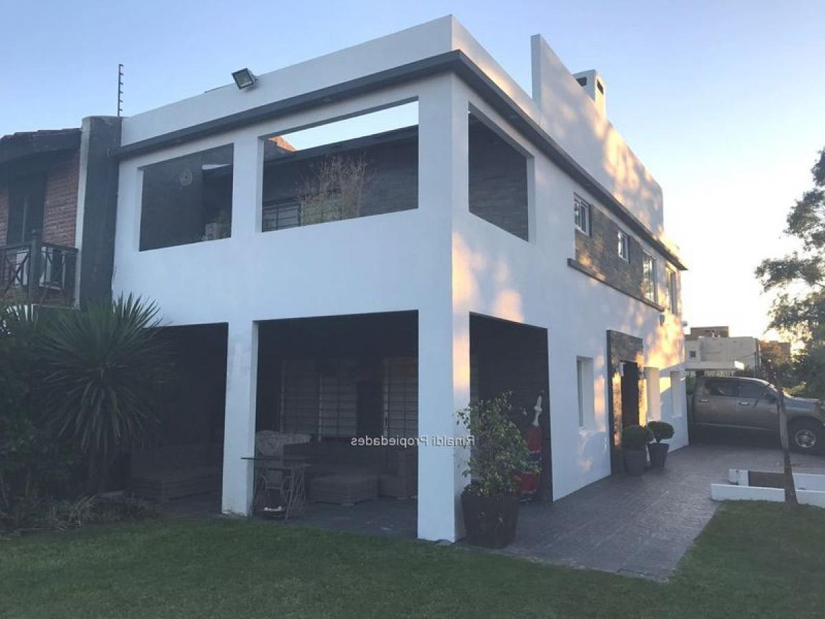 3 bedrooms House in Canelones, Uruguay No. 688