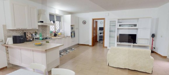 5 rooms Apartment in Pomigliano d'Arco, Italy No. 18947 4