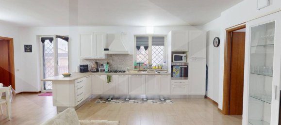 5 rooms Apartment in Pomigliano d'Arco, Italy No. 18947 8