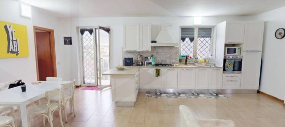 5 rooms Apartment in Pomigliano d'Arco, Italy No. 18947 3