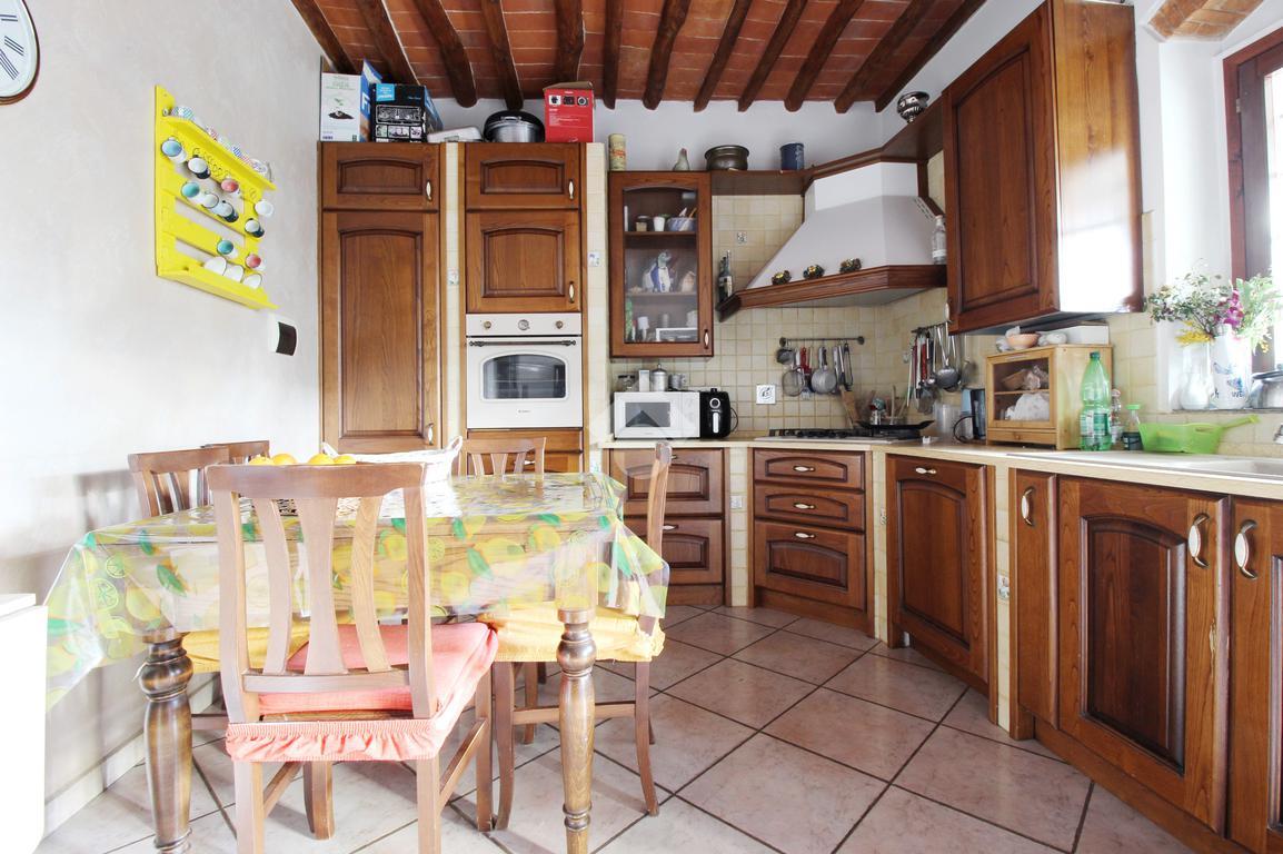 Дом с 5 комнатами в Прато, Италия № 232419