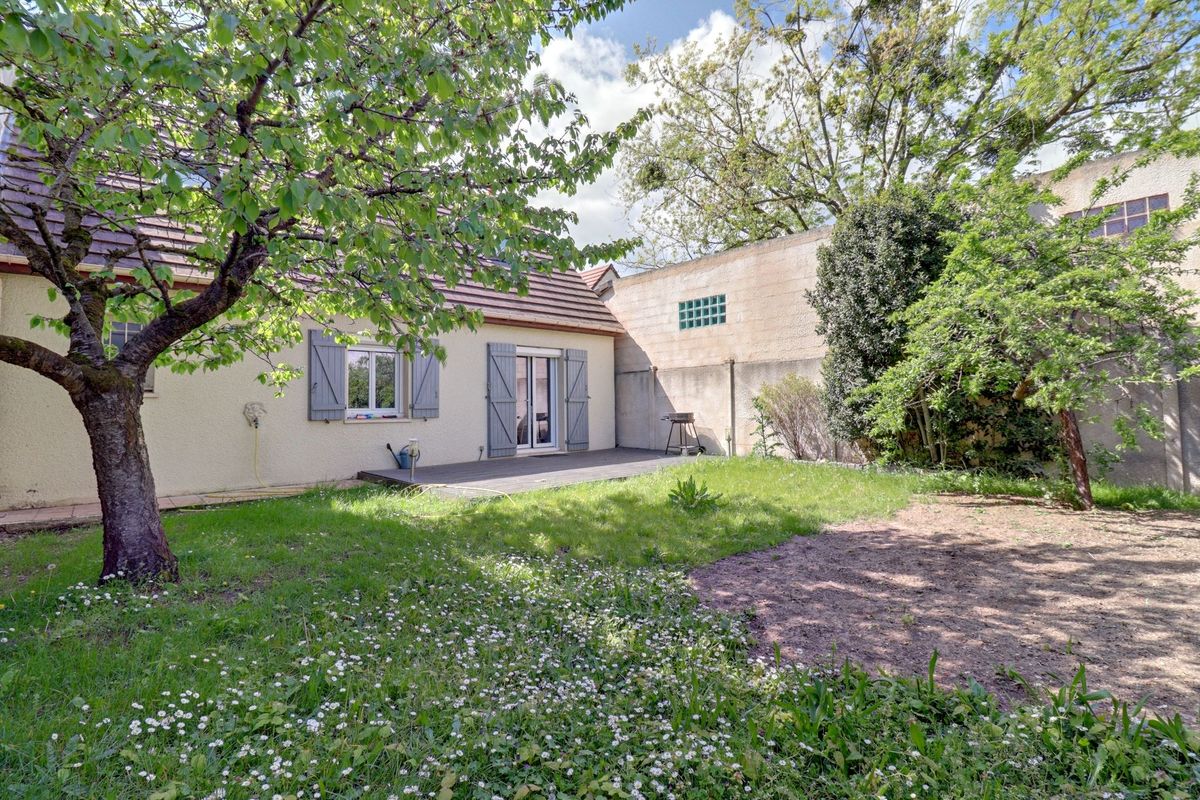 3 bedrooms House in Carrieres-sous-Poissy, France No. 184553