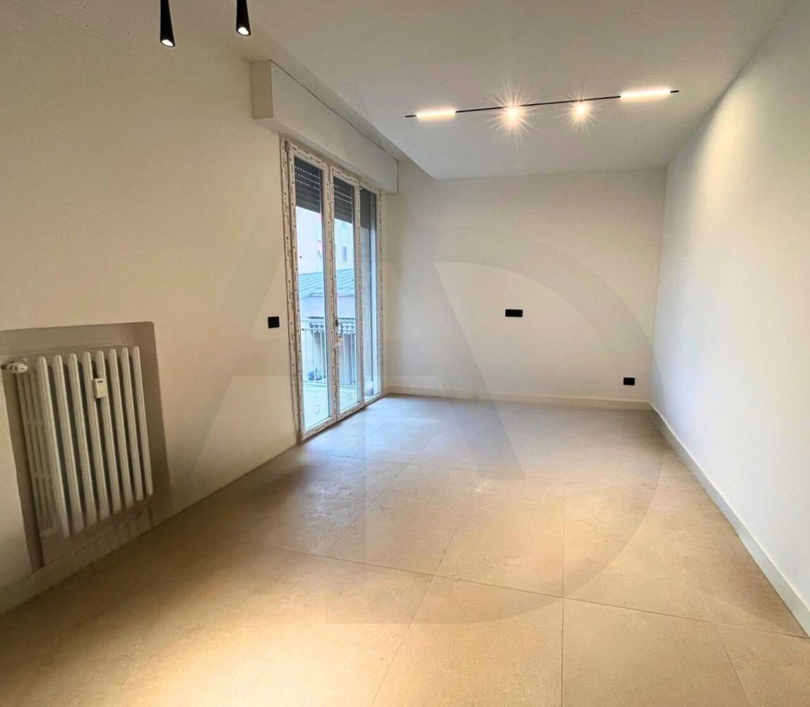 3 bedrooms Apartment in Parma, Italy No. 380201