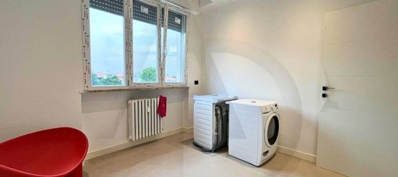 3 bedrooms Apartment in Parma, Italy No. 380201 4