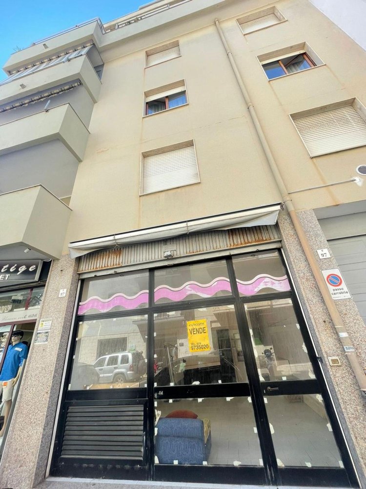 140m² Commercial property in Alghero, Italy No. 365076