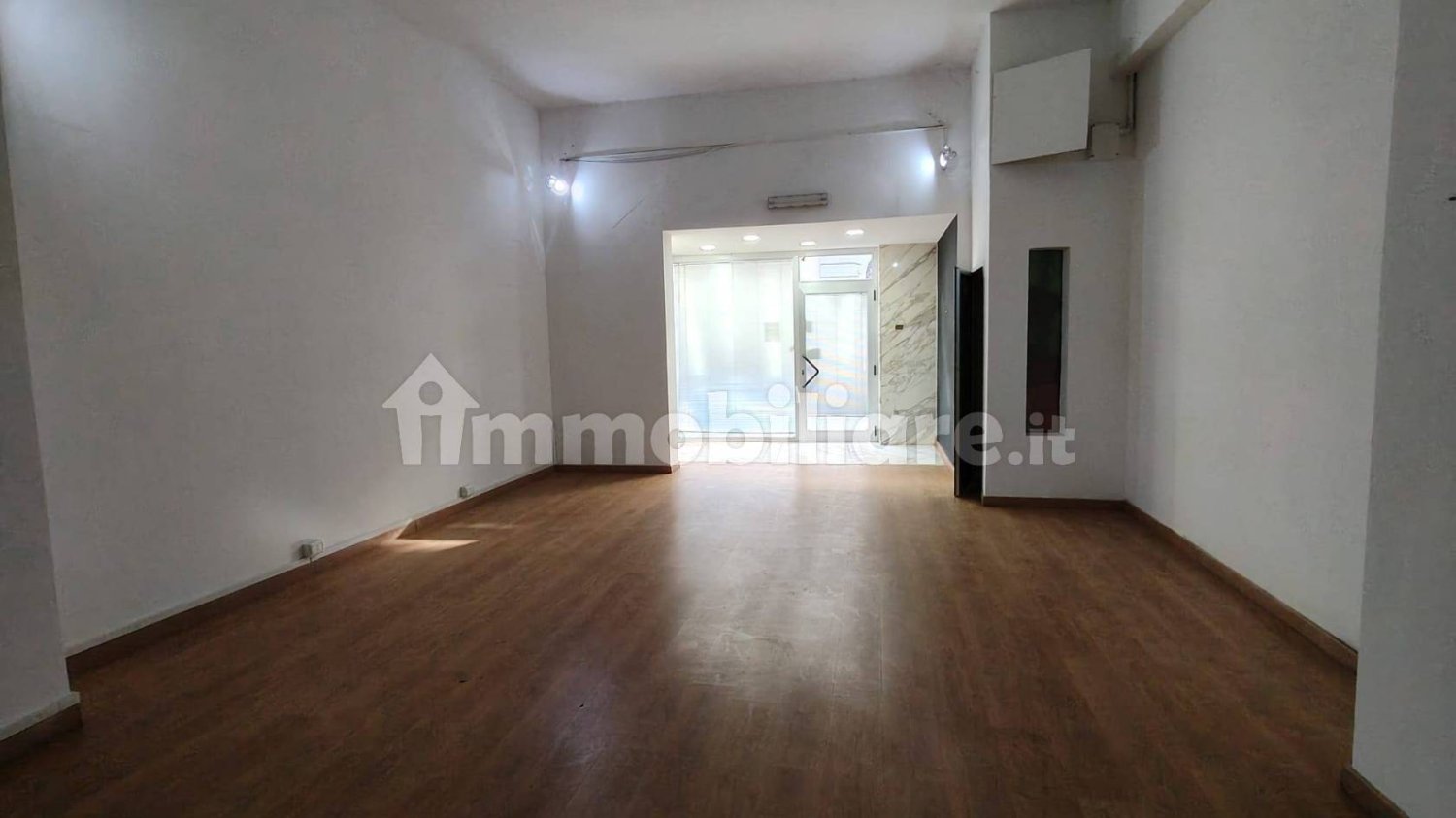 2-Zimmer Gewerbliche Immobilie in Ortona, Italy, Nr. 167428