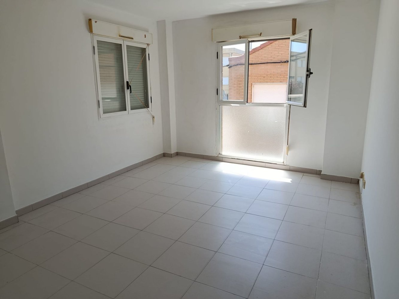 3 bedrooms Apartment in Zaragoza, Spain No. 137397