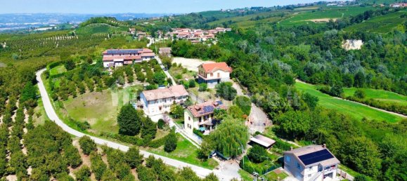 3 bedrooms Villa in Cherasco, Italy No. 379870 4