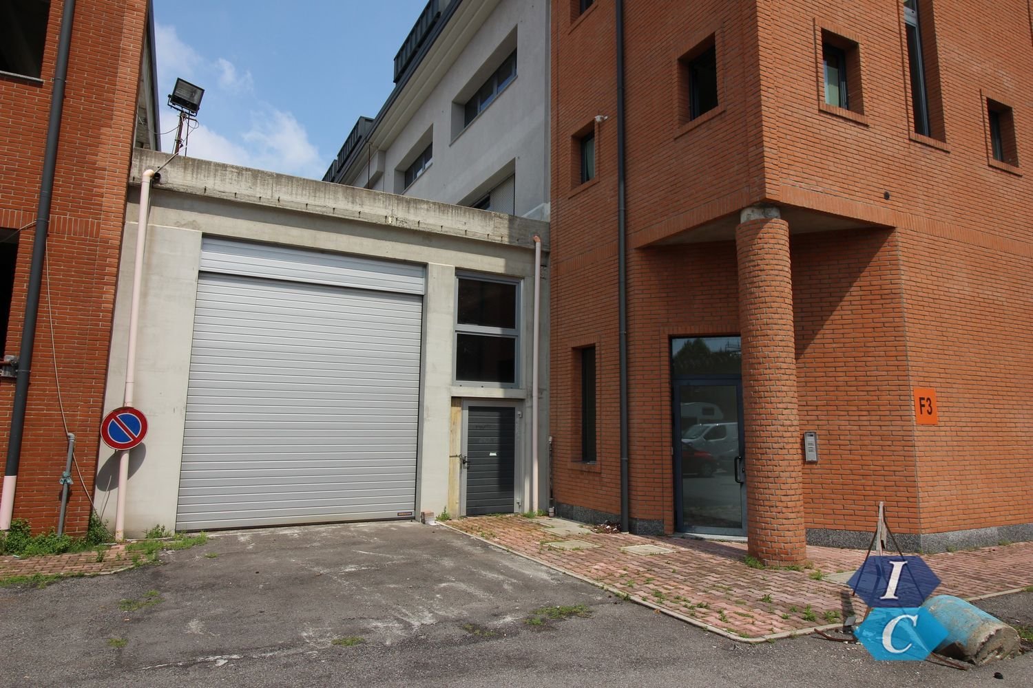 260m² Warehouse in Bollate, Italy No. 65792