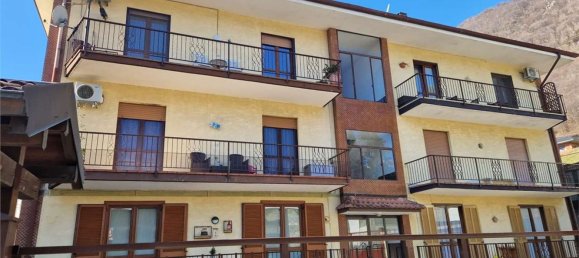 3 rooms Apartment in Omegna, Italy No. 202235 2