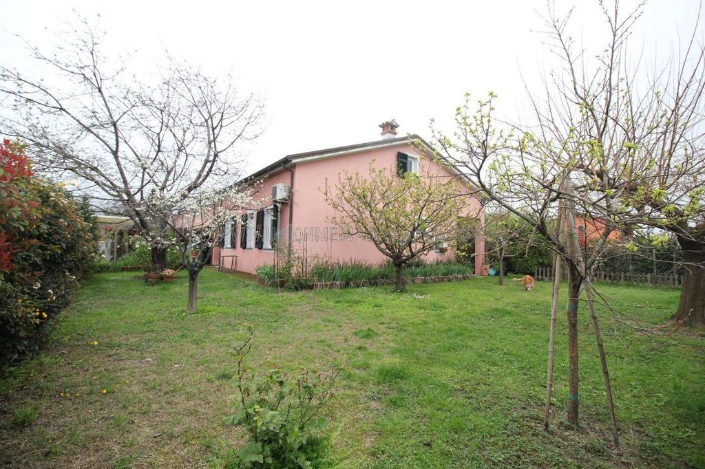 Villa de 5 habitaciónes en Sarzana, Italy No. 313172