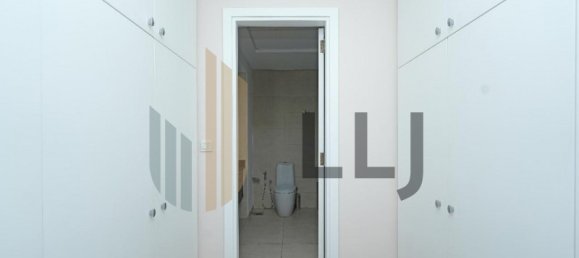 4 bedrooms Villa in Abu Dhabi, UAE No. 56968 8