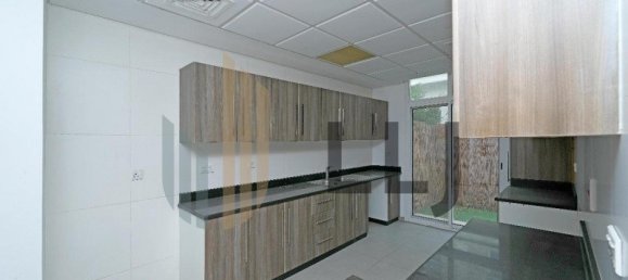 4 bedrooms Villa in Abu Dhabi, UAE No. 56968 24