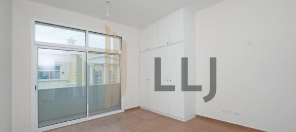 4 bedrooms Villa in Abu Dhabi, UAE No. 56968 6