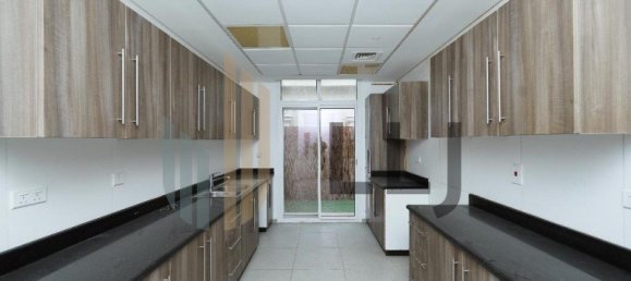 4 bedrooms Villa in Abu Dhabi, UAE No. 56968 13