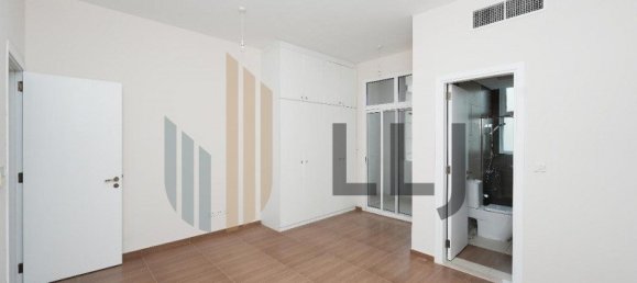 4 bedrooms Villa in Abu Dhabi, UAE No. 56968 3