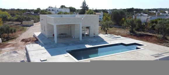 Вилла с 3 комнатами в Остуни, Италия № 185852 2