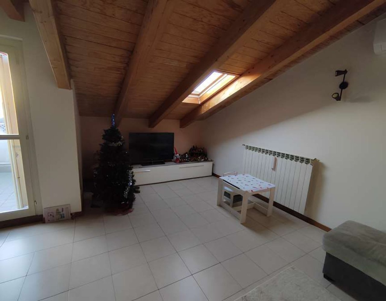 3-salle Appartement à Giussano, Italy No. 182455