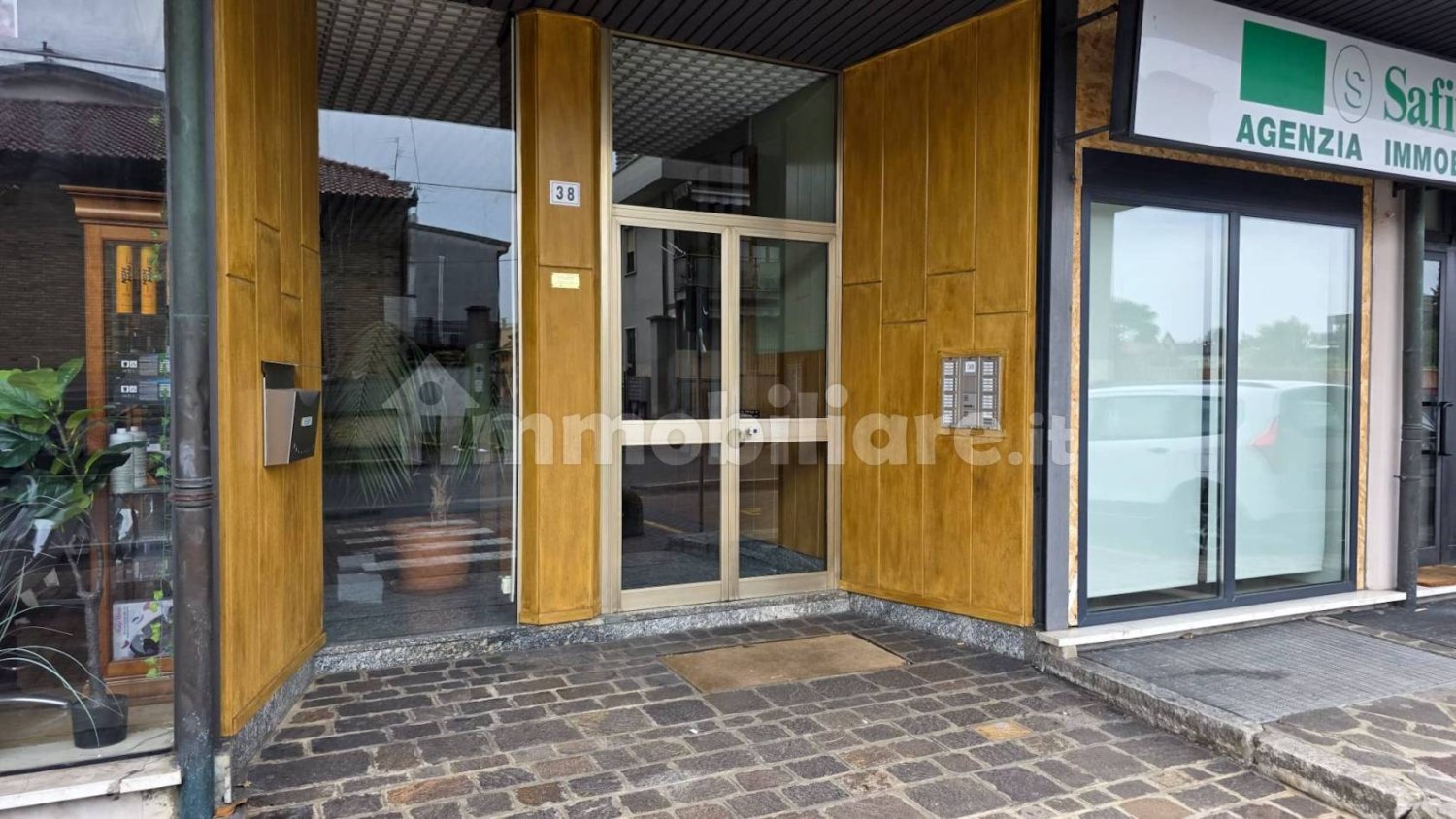 3 bedrooms Apartment in Carugo, Italy No. 341457