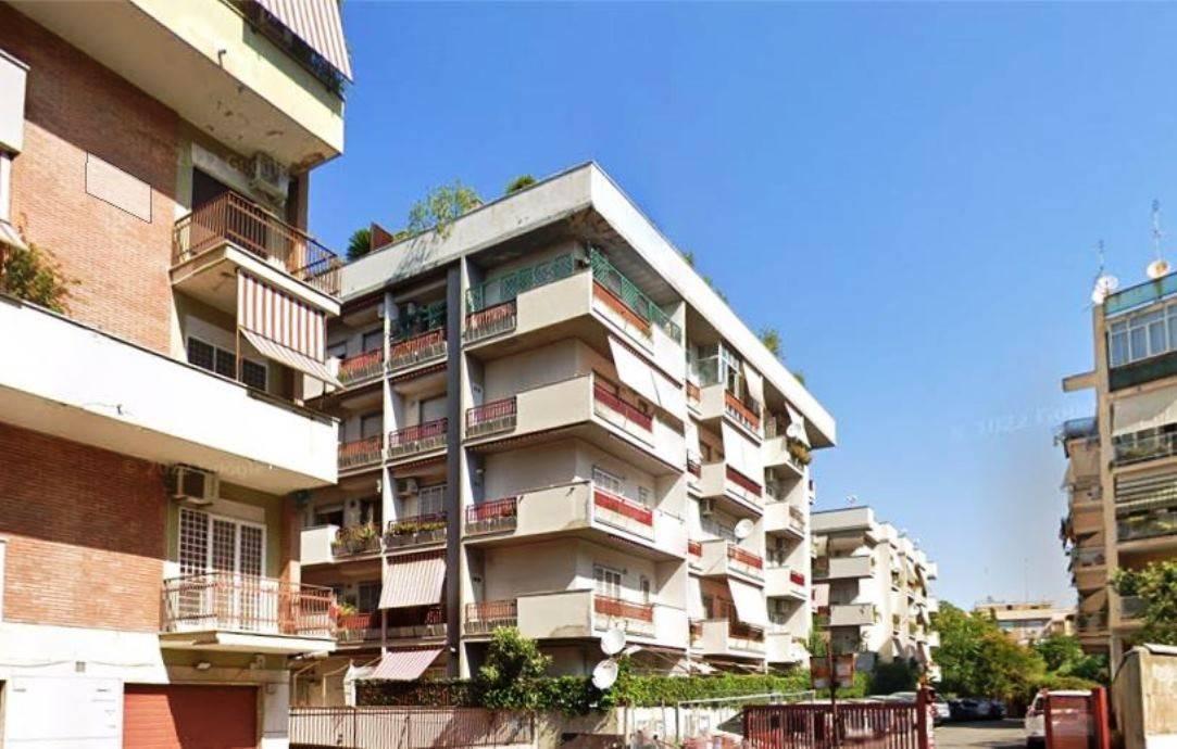 3 rooms Apartment in Rome, Italy No. 37600