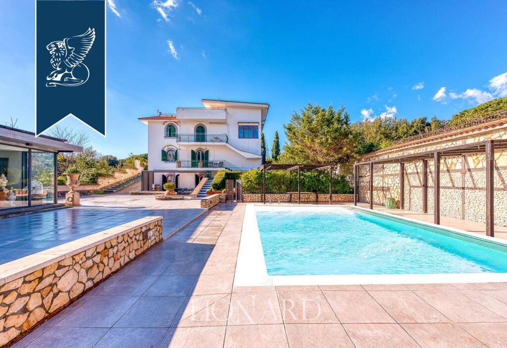 6 bedrooms Villa in Naples, Italy No. 354924