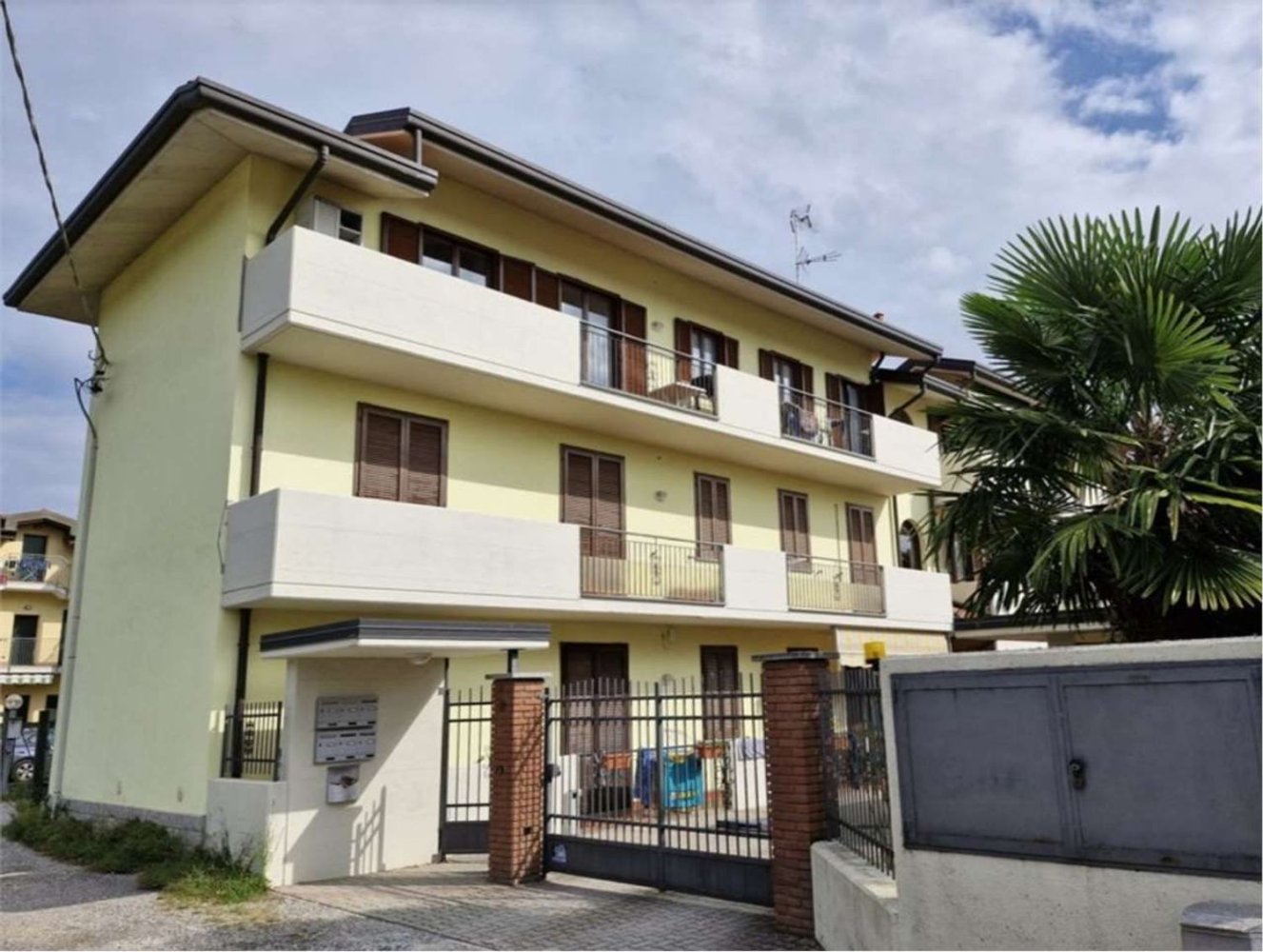 3 rooms Apartment in Arsago Seprio, Italy No. 3176