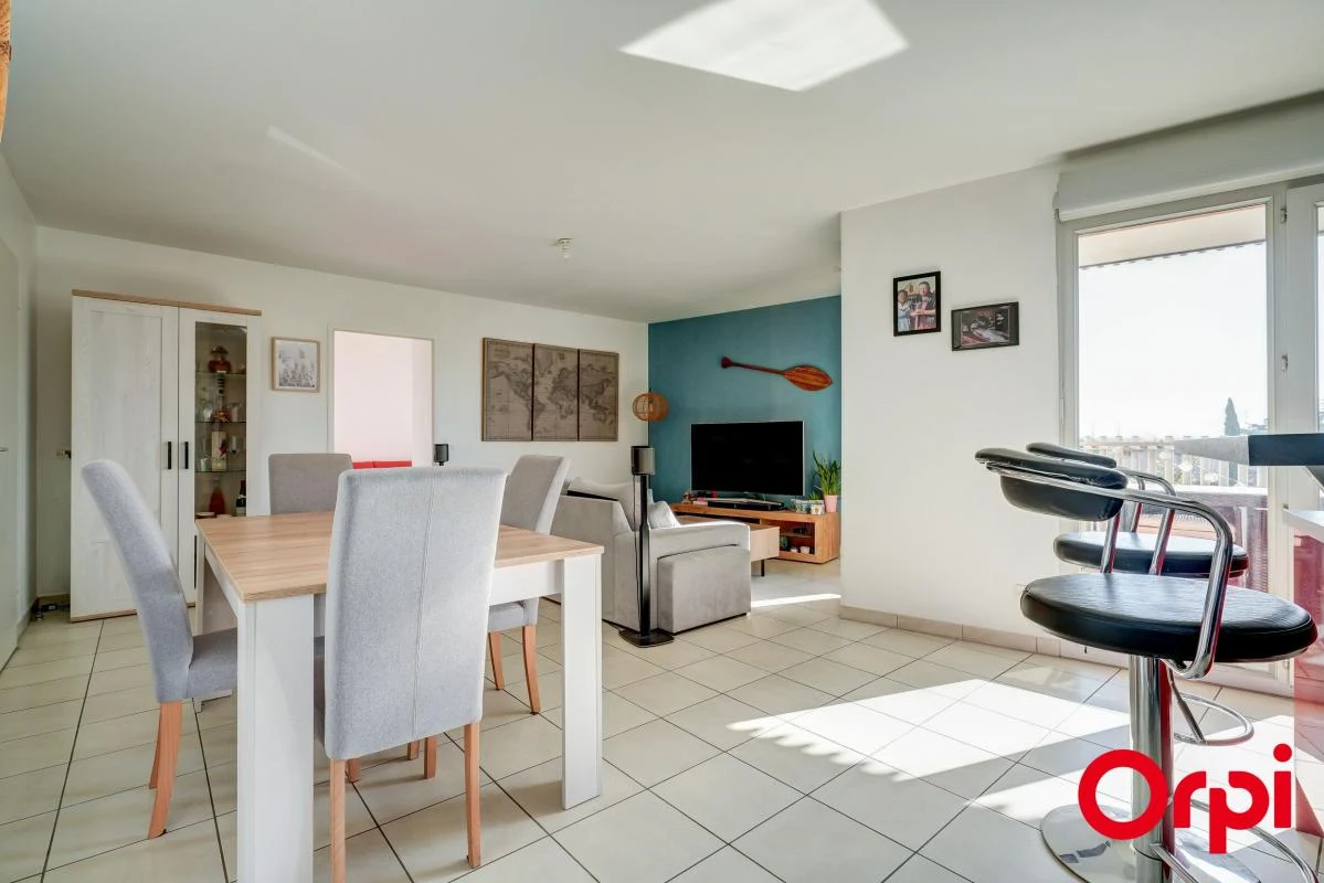 Apartamento de 3 dormitorios en Venissieux, France No. 351117