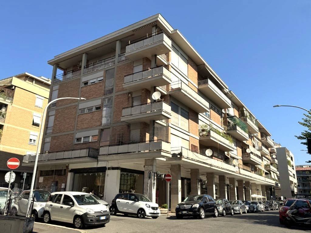 3 bedrooms Apartment in Rome, Italy No. 304104