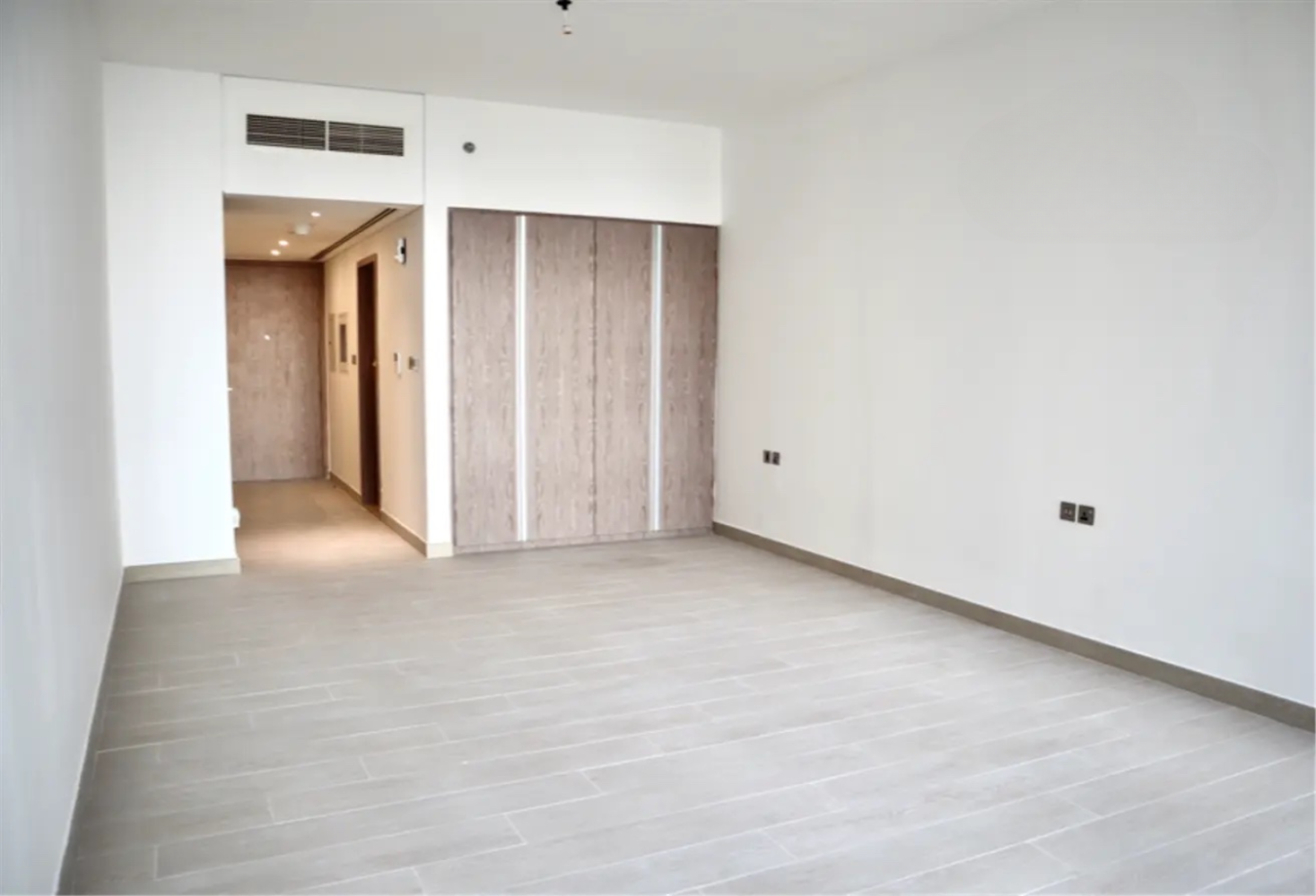 Studio in Dubai, UAE No. 21499