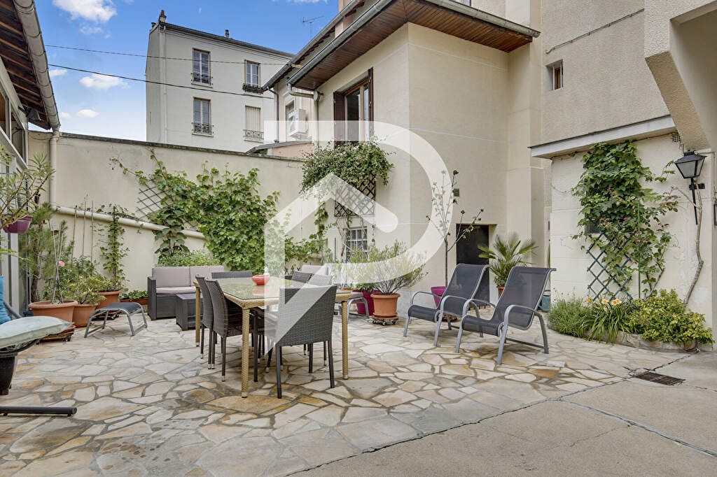 4 bedrooms House in Colombes, France No. 181204